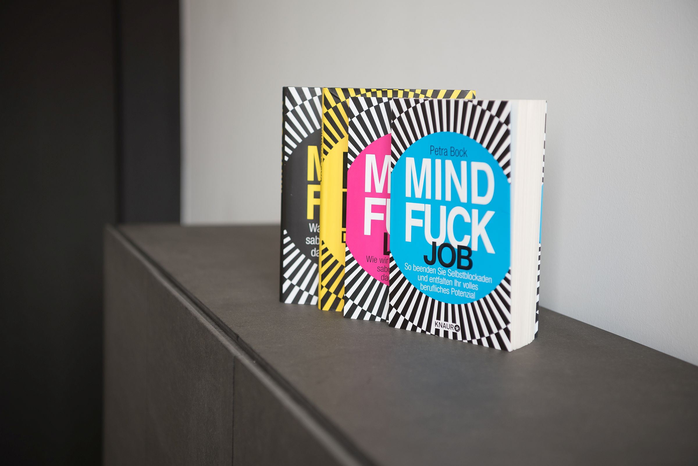 Mindfuck Bücher auf dem Siteboard im Büro