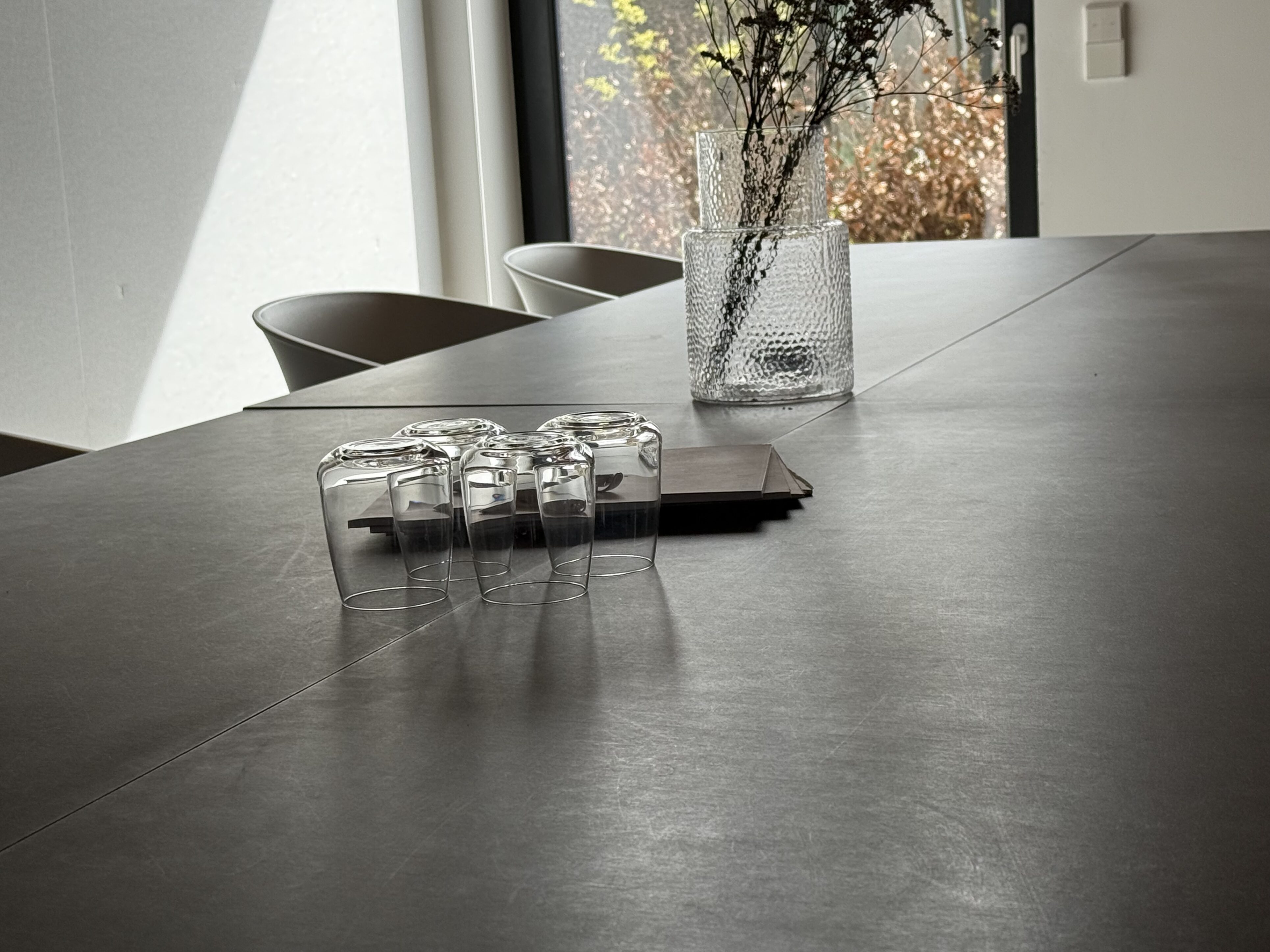 Ausschnitt vom Tisch im Besprechungsraum mit Gläsern